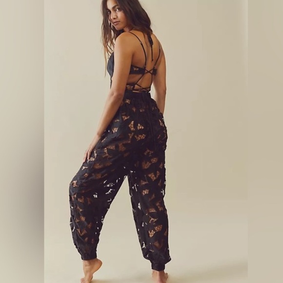 Meet me in Bali black lace romper - Picture 11 of 13